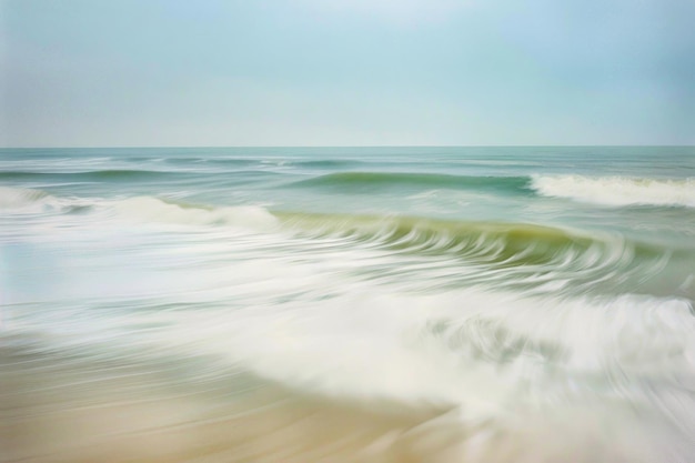 Een rustige kustlijn die in zacht zonlicht wordt gebaderd met zachte golven die tegen zandstranden kloppen