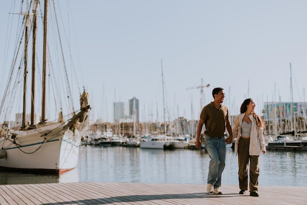 Een rustige wandeling langs de jachthaven van Barcelona met een vintage zeilschip