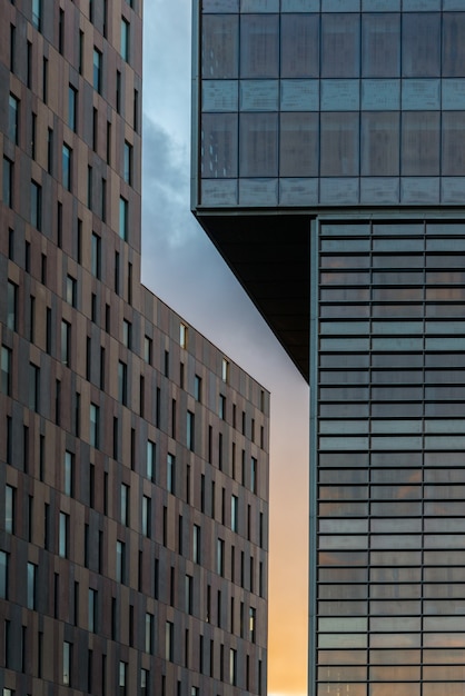 Foto een s-vorm tussen gebouwen bij zonsondergang