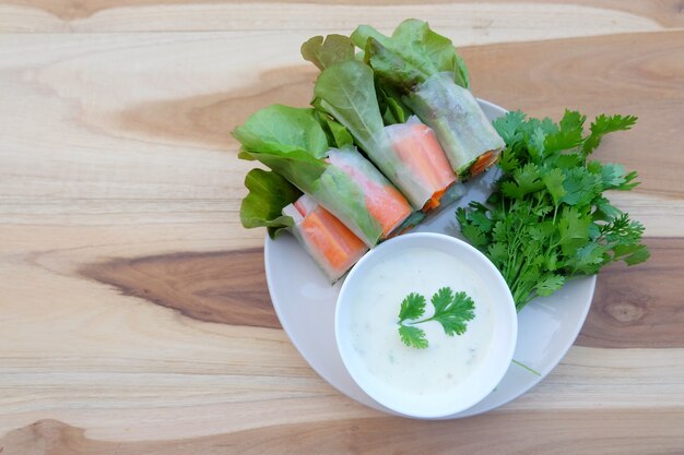 Foto een salade schotel met een meetlijn op een witte achtergrond. dieet en gezondheid concept.