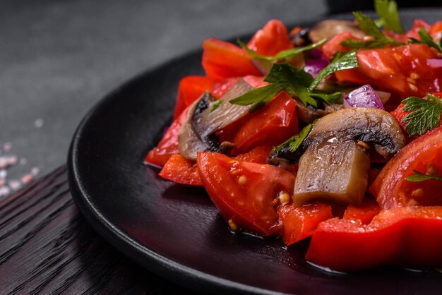 Een salade van gebakken champignons tomaten uien peterselie specerijen en kruiden