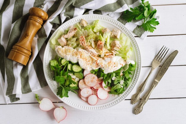 Een salade van in blokjes gesneden kipfilet verse sappige groenten en kruiden roomkaas en amandelschijfjes
