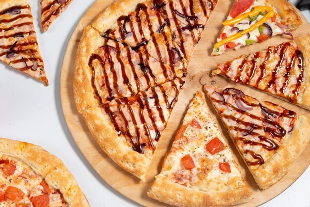 een samenstelling van verschillende soorten Italiaanse pizza gesneden pizza pizza close-up