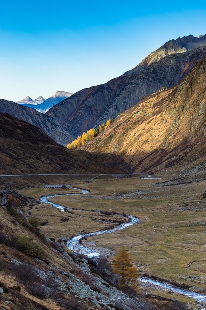 Foto een scène in een bergvallei