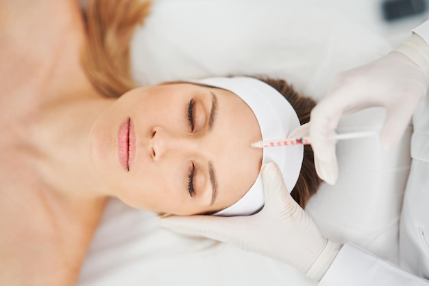 Een scène van medische cosmetologiebehandelingen botox-injectie