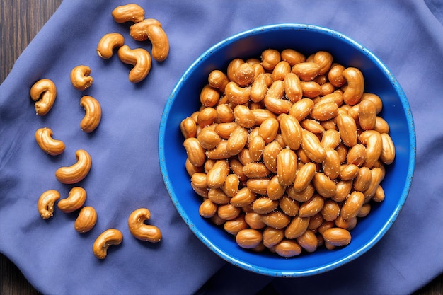 Een schaal met cashewnoten staat naast een blauwe schaal met pinda's.