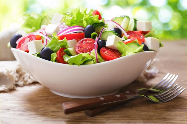Een schaal verse salade met groenten.