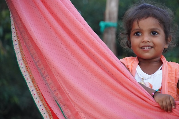 Een schattig babymeisje met Zone van een sari, gedragen over een schouder of het hoofd