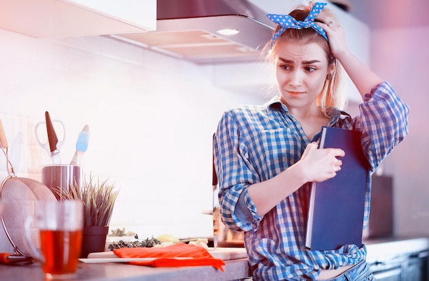 Een schattig jong meisje in de keuken bereidt het diner