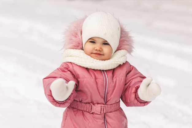 Een schattig klein meisje in de winter tijdens een wandeling. Blije emoties