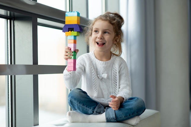 Een schattig klein meisje speelt bouwset Childhood Development