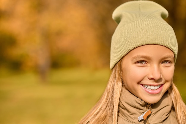 Een schattig lachend meisje in het park