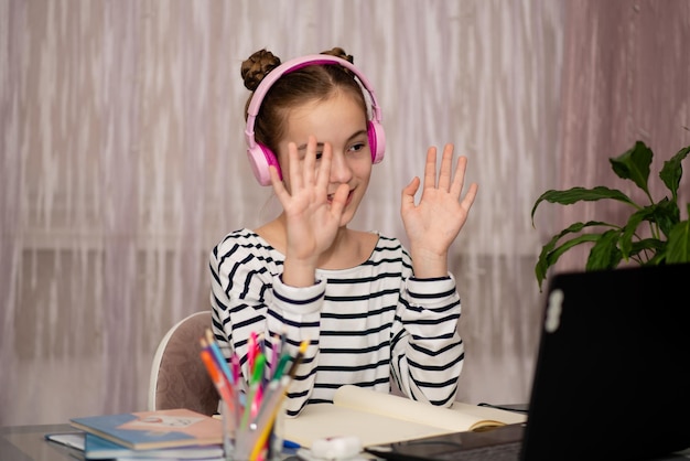 Een schattig tienermeisje dat thuis studeert. School. Technologie. Opleiding.