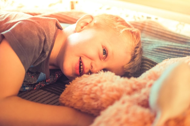 Een schattige jaar oude jongen werd wakker na een dutje portret van een slaperig kind op zonsondergang dag het concept van rust