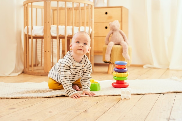 Een schattige kleine jongen speelt op de vloer in zijn kamer