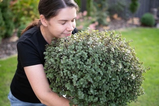 Foto een schattige vrouw en haar prachtige plant.