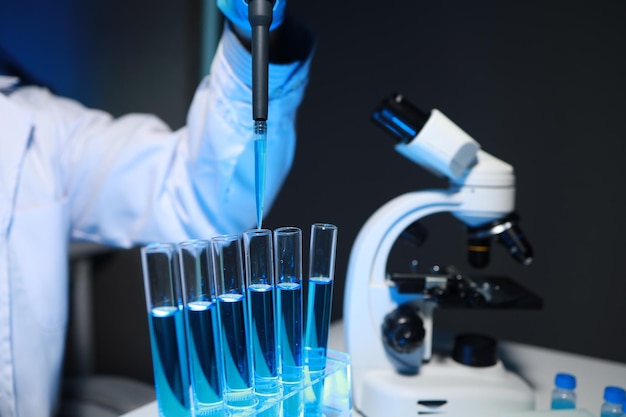 Een scheikundige test een nieuw ontdekte chemische stof met behulp van een verscheidenheid aan wetenschappelijke apparatuur in zijn laboratorium. De werkende atmosfeer in het laboratorium terwijl wetenschappers onderzoek doen
