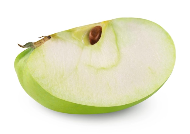 Een schijfje rijpe groene appel op een witte achtergrond.