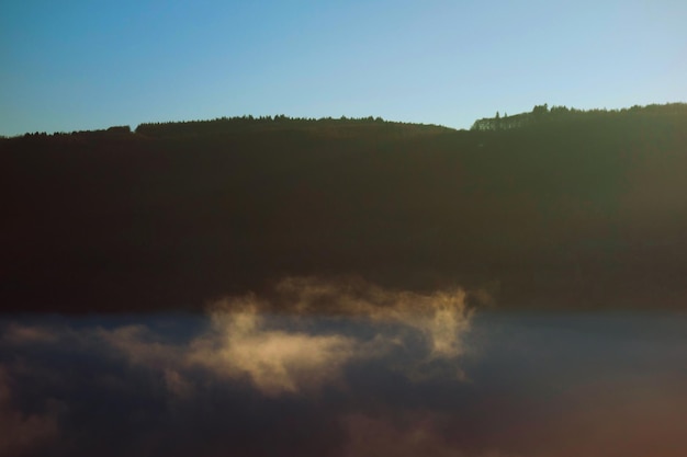 Foto een schilderachtig landschap tegen een heldere lucht