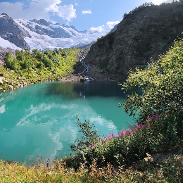 Een schilderachtig meer in de bergen van de Kaukasus, Dombay