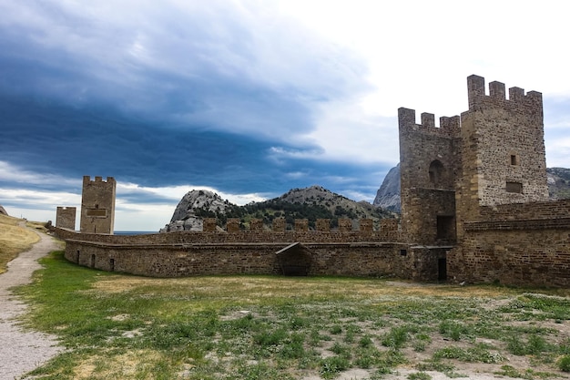 Een schilderachtig uitzicht met een stormachtige lucht van de Fortress Mountain en het oude Genuese fort