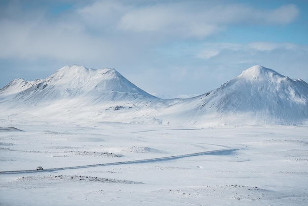 Een schilderachtig uitzicht op besneeuwde bergen en het landschap tegen de lucht