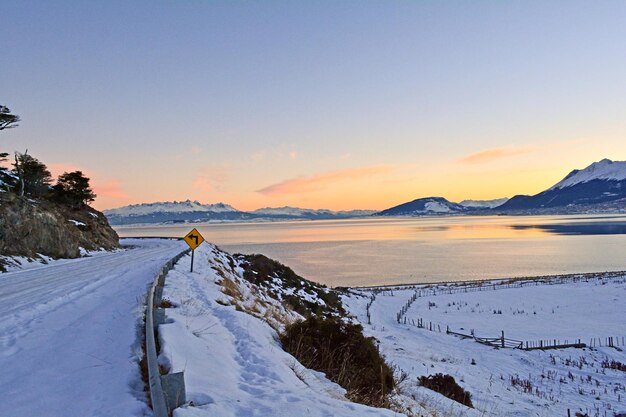 Een schilderachtig uitzicht op besneeuwde bergen tegen de hemel bij zonsondergang