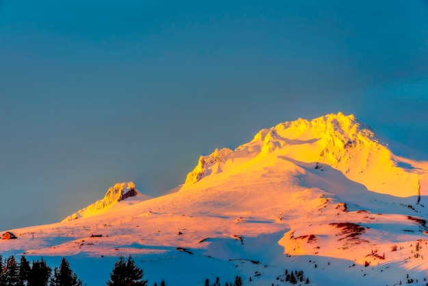 Een schilderachtig uitzicht op besneeuwde bergen tegen de hemel bij zonsondergang