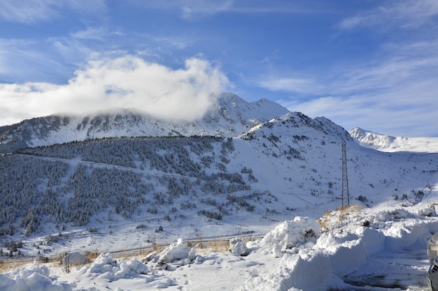 Een schilderachtig uitzicht op besneeuwde bergen tegen de lucht