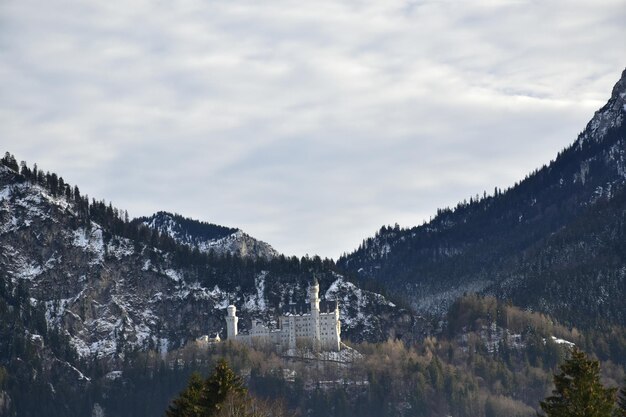 Foto een schilderachtig uitzicht op besneeuwde bergen tegen de lucht