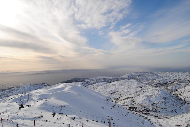 Een schilderachtig uitzicht op besneeuwde bergen tegen de lucht