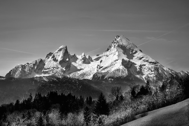 Foto een schilderachtig uitzicht op besneeuwde bergen tegen de lucht