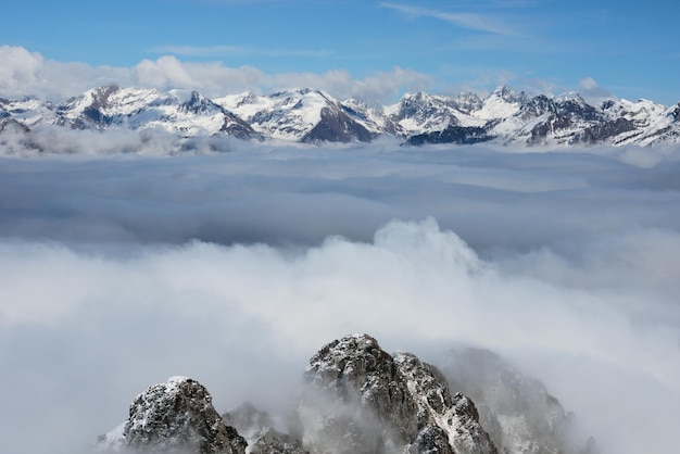 Een schilderachtig uitzicht op besneeuwde bergen tegen de lucht