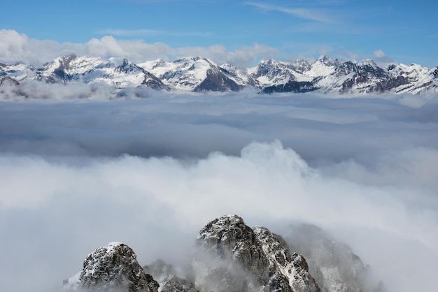 Foto een schilderachtig uitzicht op besneeuwde bergen tegen de lucht