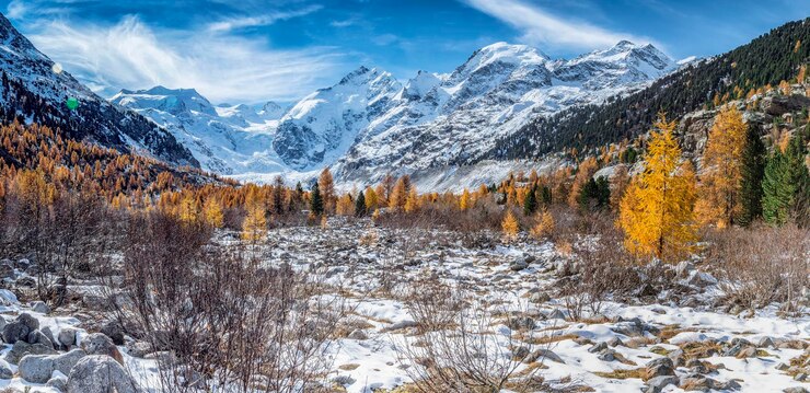 Foto een schilderachtig uitzicht op besneeuwde bergen tegen de lucht