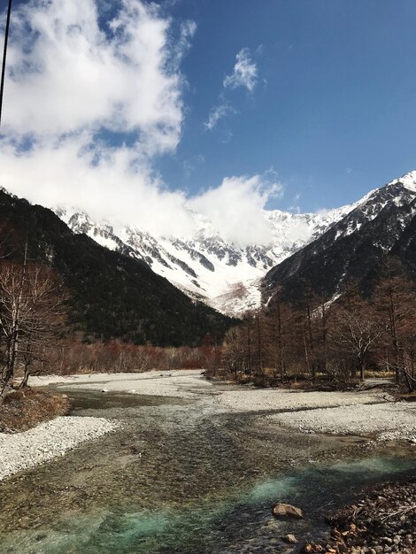 Foto een schilderachtig uitzicht op besneeuwde bergen tegen de lucht