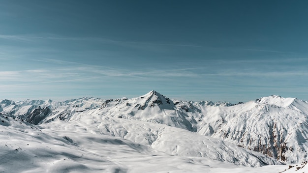 Een schilderachtig uitzicht op besneeuwde bergen tegen de lucht