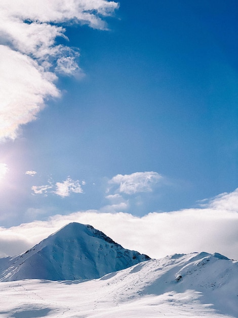 Foto een schilderachtig uitzicht op besneeuwde bergen tegen de lucht