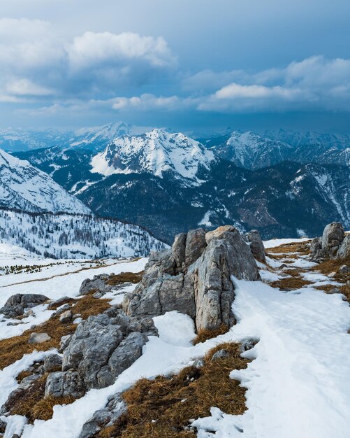 Foto een schilderachtig uitzicht op besneeuwde bergen tegen de lucht