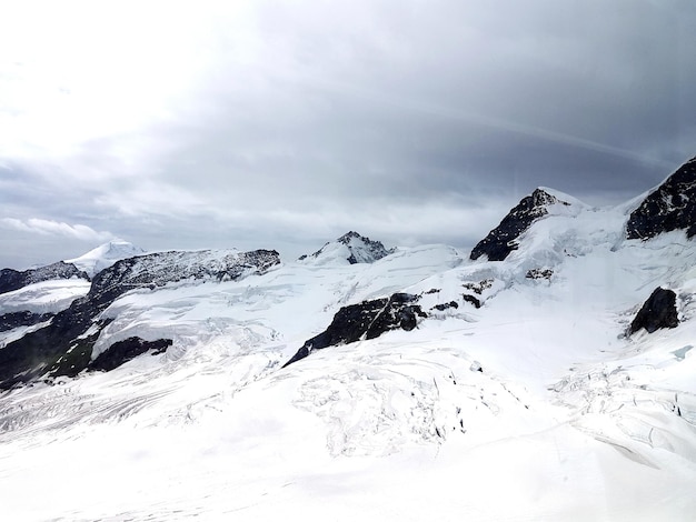 Een schilderachtig uitzicht op besneeuwde bergen tegen de lucht