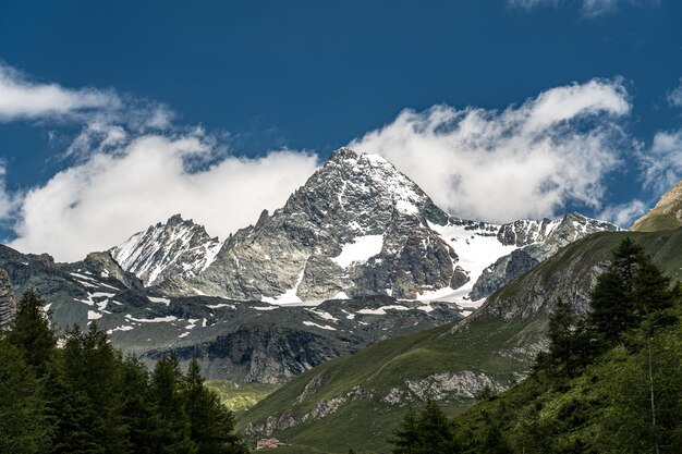 Foto een schilderachtig uitzicht op besneeuwde bergen tegen de lucht