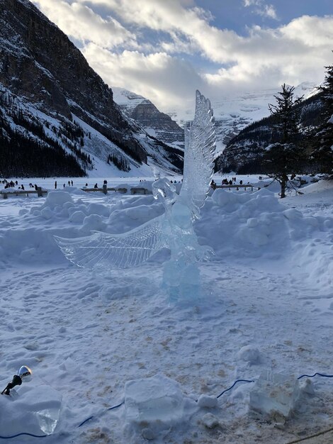 Foto een schilderachtig uitzicht op besneeuwde bergen tegen de lucht