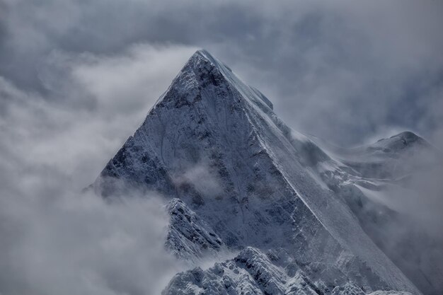 Een schilderachtig uitzicht op besneeuwde bergen tegen de lucht