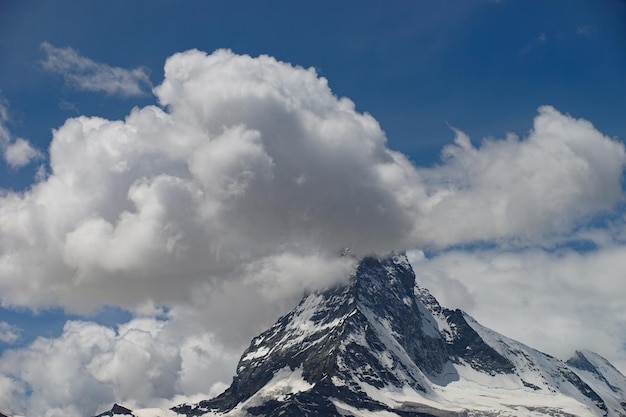 Een schilderachtig uitzicht op besneeuwde bergen tegen de lucht