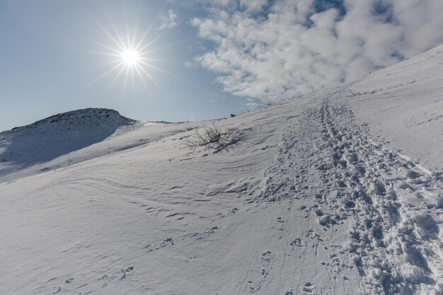 Een schilderachtig uitzicht op besneeuwde bergen tegen de lucht