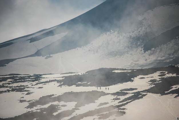 Een schilderachtig uitzicht op besneeuwde bergen tegen de lucht