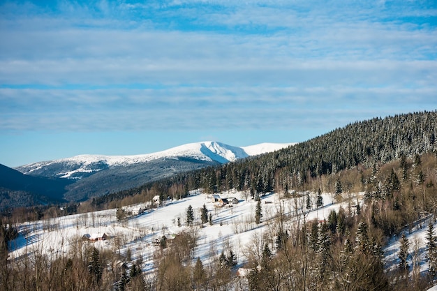 Een schilderachtig uitzicht op besneeuwde bergen tegen de lucht