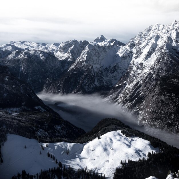 Foto een schilderachtig uitzicht op besneeuwde bergen tegen de lucht