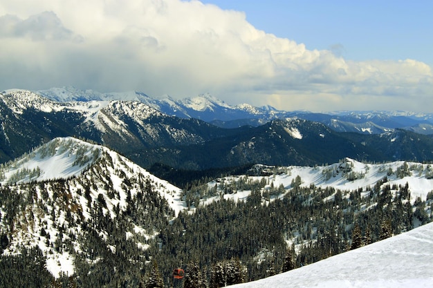 Een schilderachtig uitzicht op besneeuwde bergen tegen een bewolkte lucht