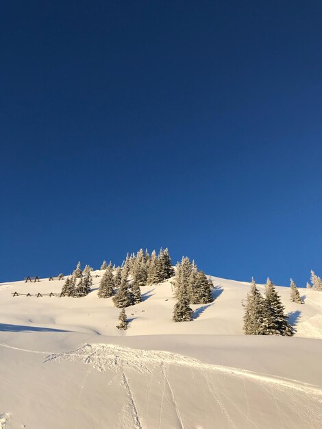 Foto een schilderachtig uitzicht op besneeuwde bergen tegen een heldere blauwe lucht